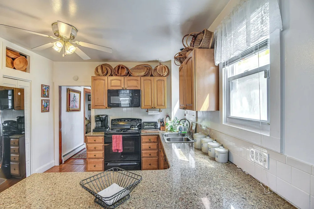 Walk to Wharf & Beaches! Newport Home w/ Patio