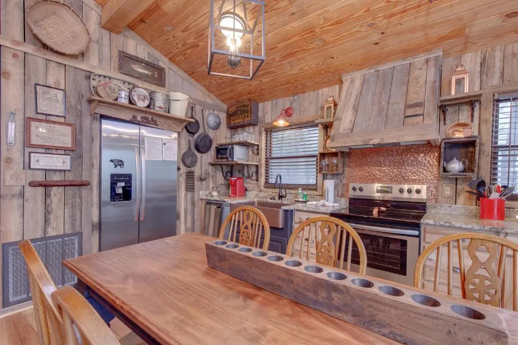 Swiss Bear Haus, 4 Bedrooms, Hot Tub, Pool Access, Sleeps 12