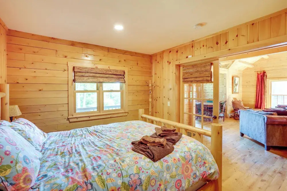 4 Mi to Mount Snow: West Dover Cabin w/ Game Room
