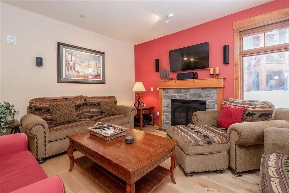 Stylish End Unit On Fairway, Hot Tub - Walk To Lift 2 Bedroom Condo
