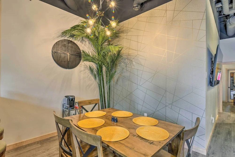Modern Downtown Apt - Walk to Parks + Cafes!