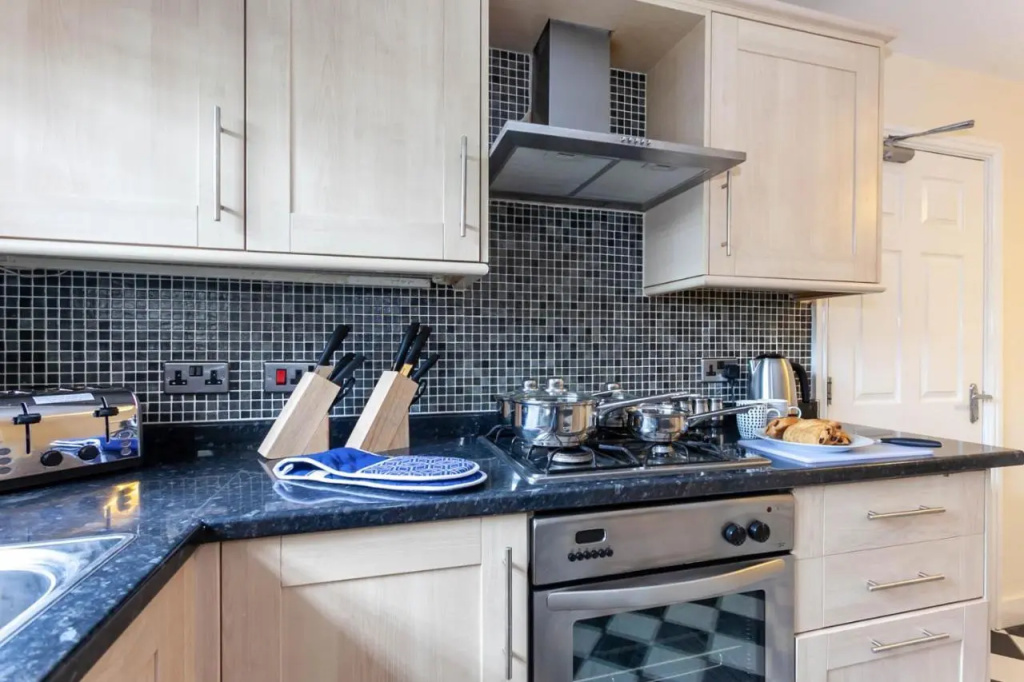 4 bed home, driveway parking ideally located in Latchford, Warrington - Executive St Marys House
