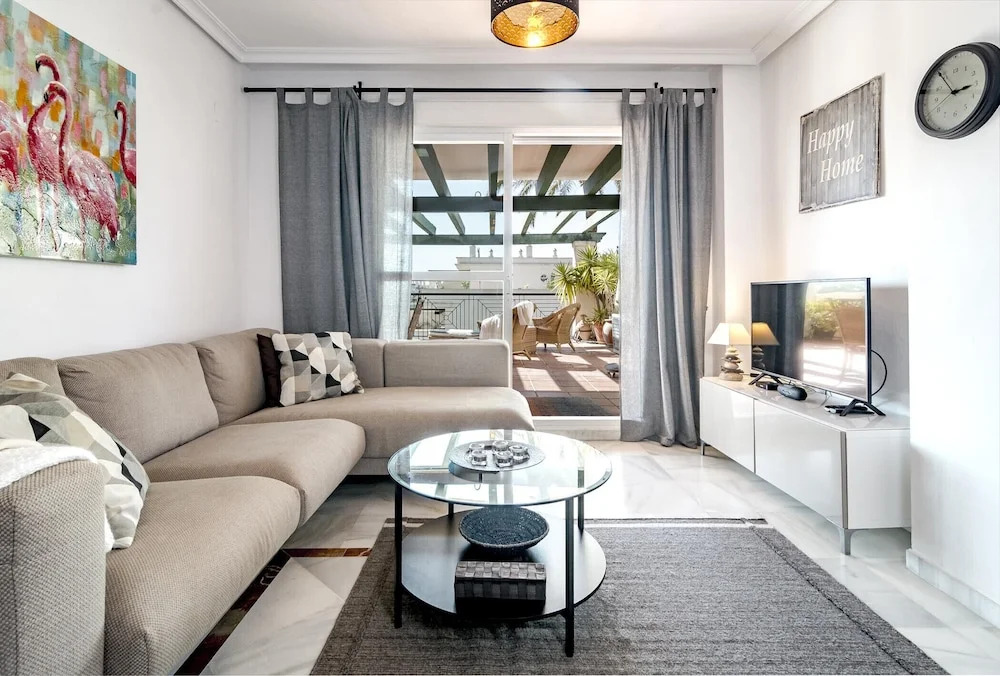 LCR4 - Large 3 bed apt close to beach, port