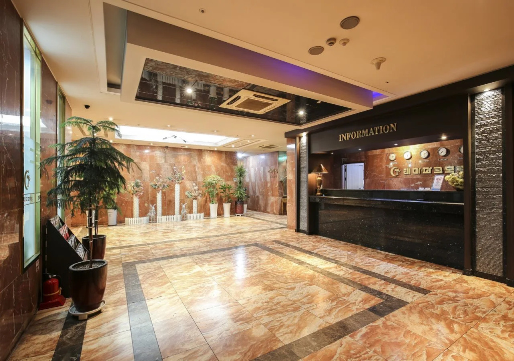 Themepark Tourist Hotel