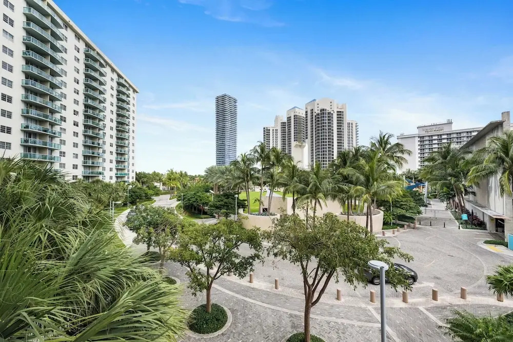 Condo Close to the Beach Pool, Gym, Tennis 2BR 6 Guests