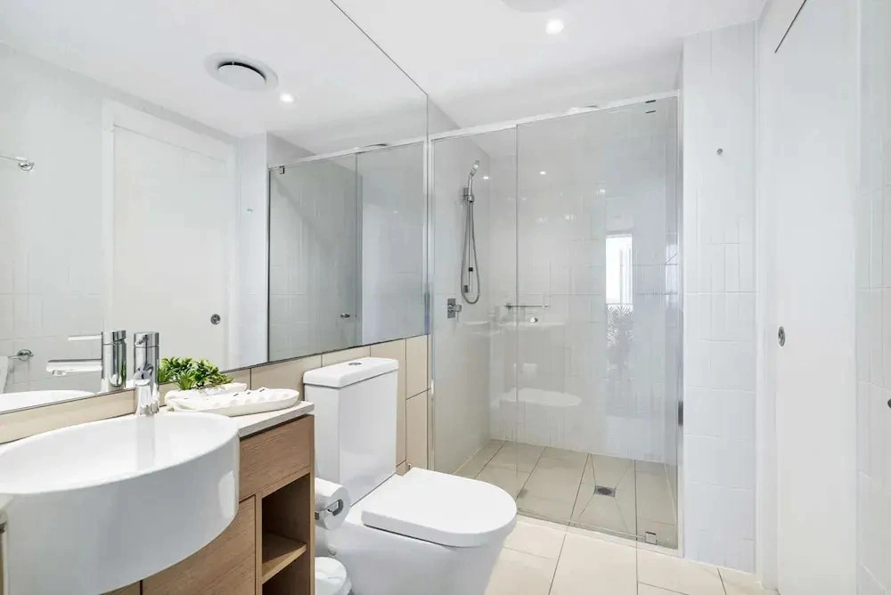 Elegant 2-bed With Stunning Views, Pool, Bbq, Gym