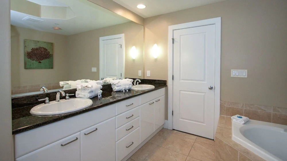 Two Bedroom Condo Stunning Views - Unit Crc0216