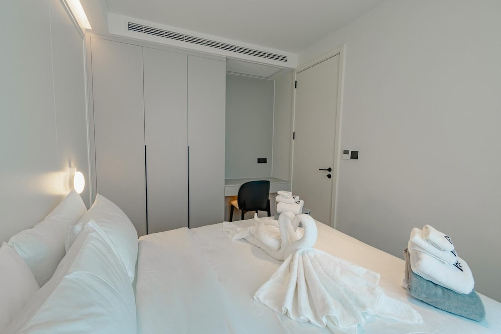 Unit 2303 Beachfront Pool-facing + Sea View