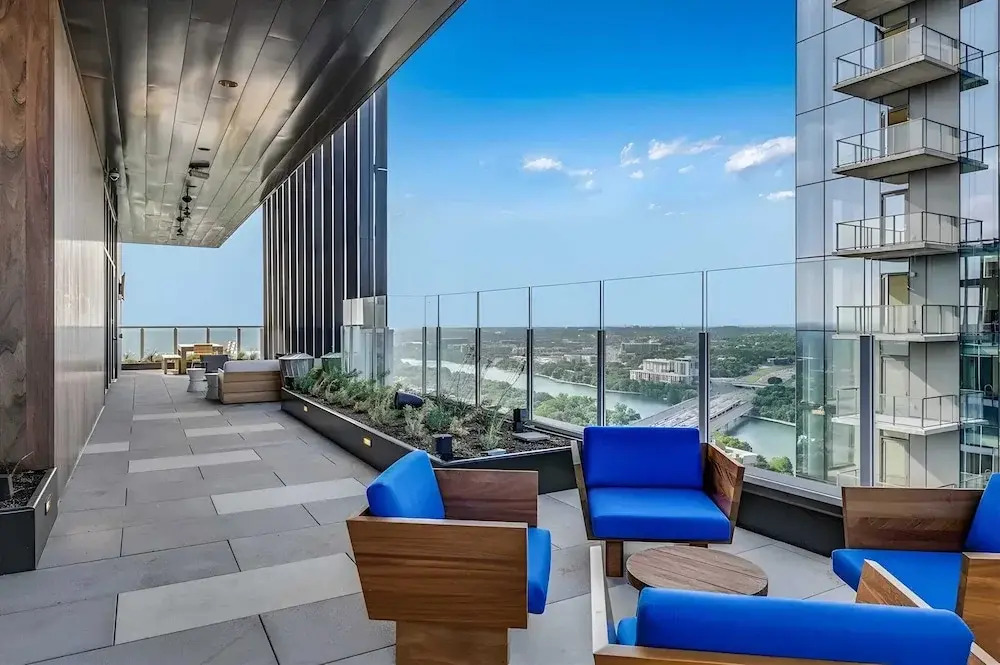 The Emma Penthouse 29th Floor + Incredible Views Rooftop Pool & Gym 1 Block to Rainey Street Avantstay
