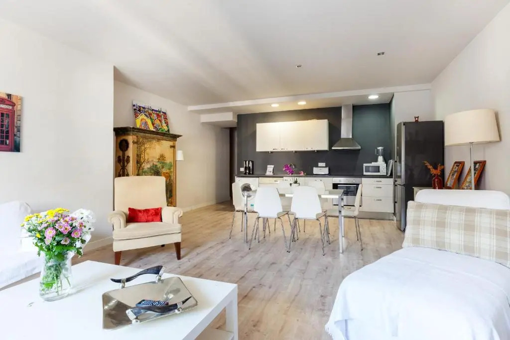 LetsGo Diagonal Avenue Apartment