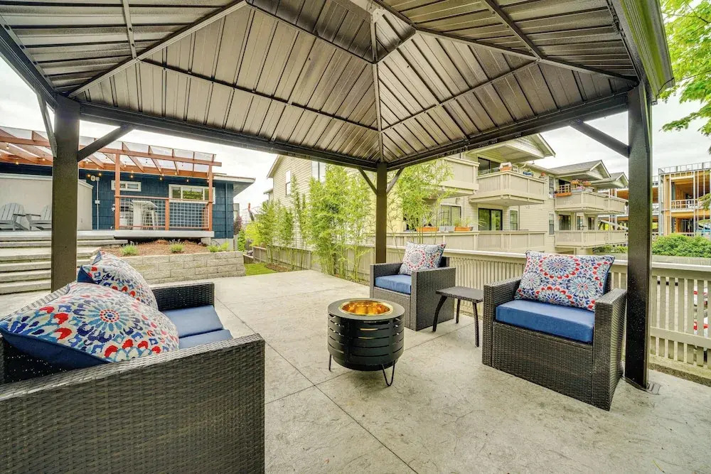 2 Blocks to Beach Park: Cozy Seattle Townhome