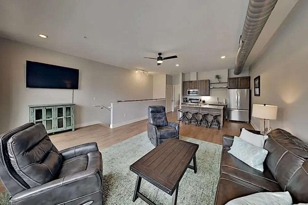 Chic : Walk To Dining, Shops, Entertainment 1 Bedroom Condo