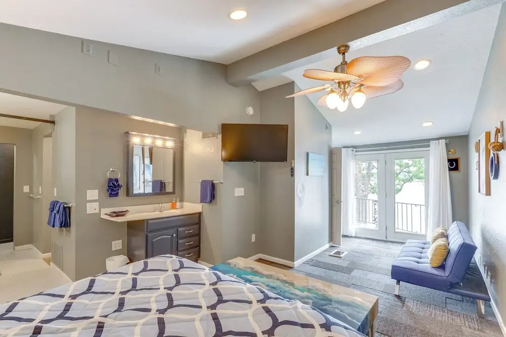 2 Decks, Lake Views! Group Escape in Osage Beach
