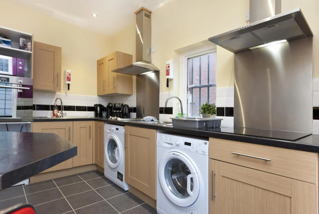 Emporium Nottingham - Your own City Centre Self Catering Apartment - with 3 Bathrooms and Full Kitchen, ideal for Contractors too - Outside Smoking Area - "Cook as you would at Home" - by Victoria Centre Shopping Centre on Huntingdon Street