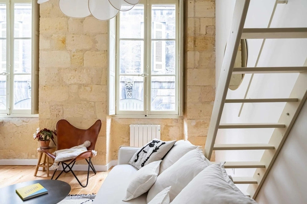 Bright and Cosy Studio in the Historical Heart of Bordeaux by GuestReady