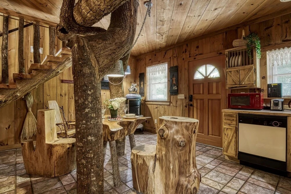 ER69 - Rachels Tree House - Great location, Close to all the action! cabin