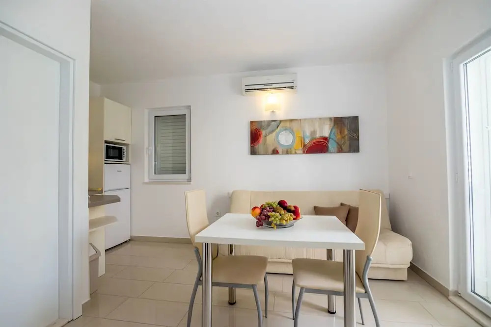 Apartments and Room Maestral