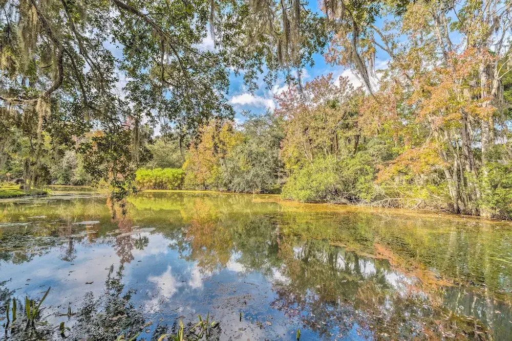Sunny Crystal River Home w/ Screened-in Porch