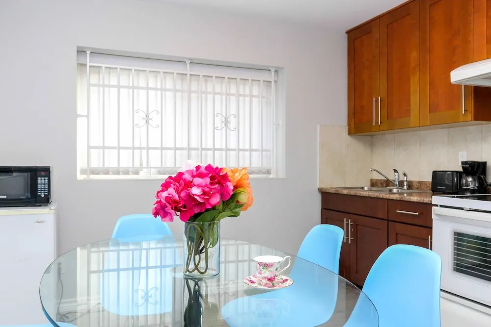 Family Home-Metrotown by Elevate Rooms