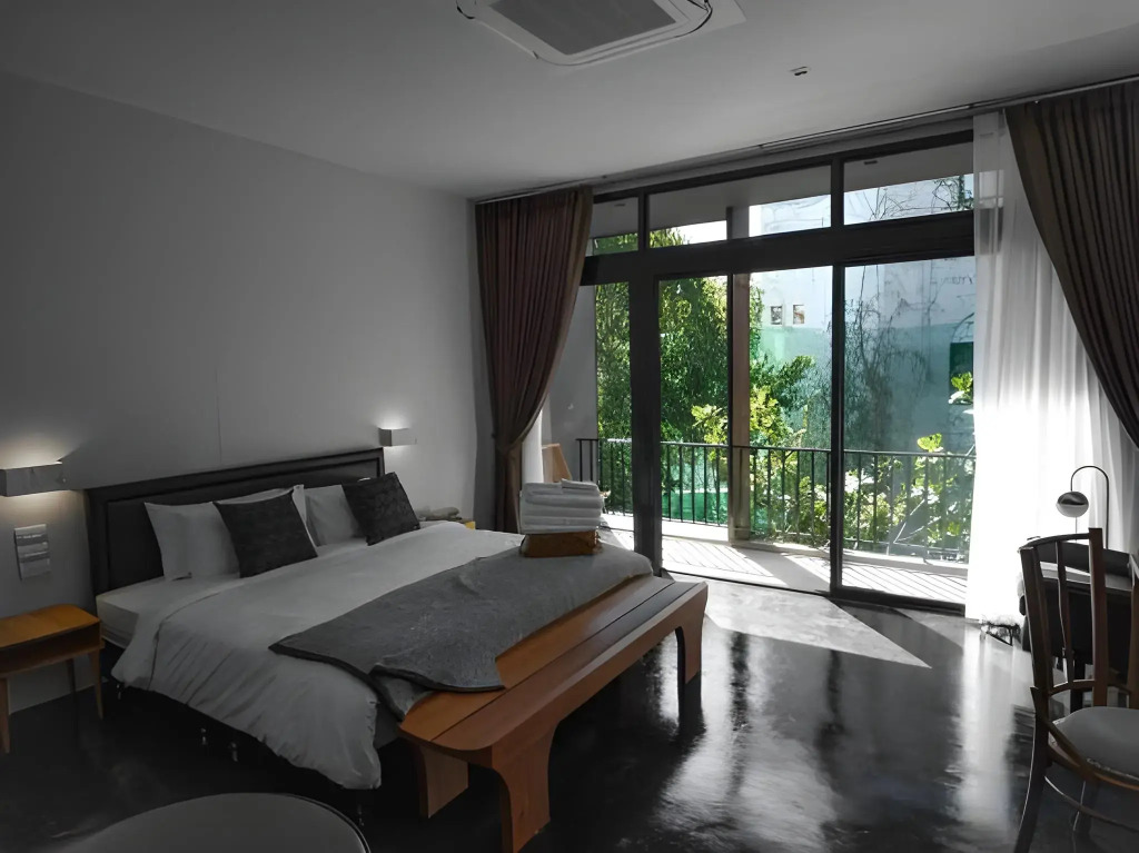 Cherlock hotel