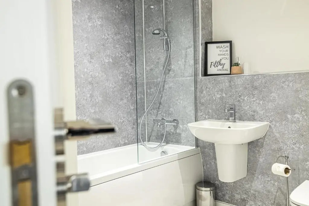 Modern Luxe 1 & 2 Bed Apts near Granby Plaza by Sojo Stay