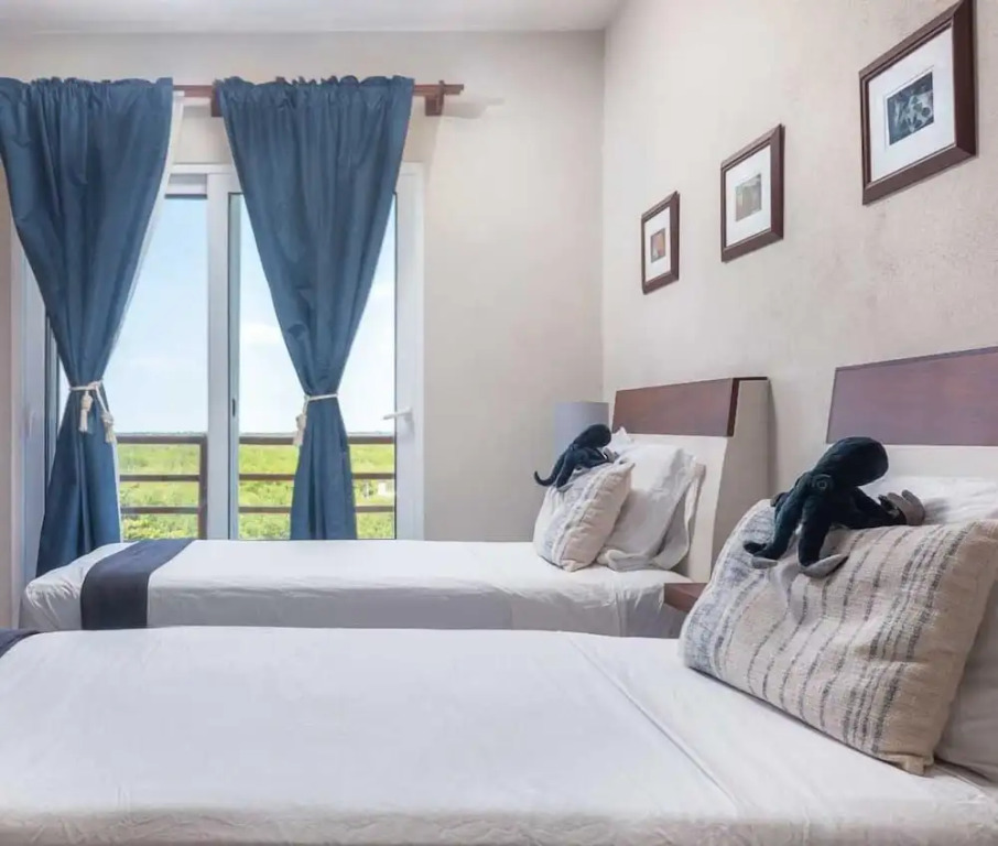 Enchanting 4 Bedroom PH With Beach Front