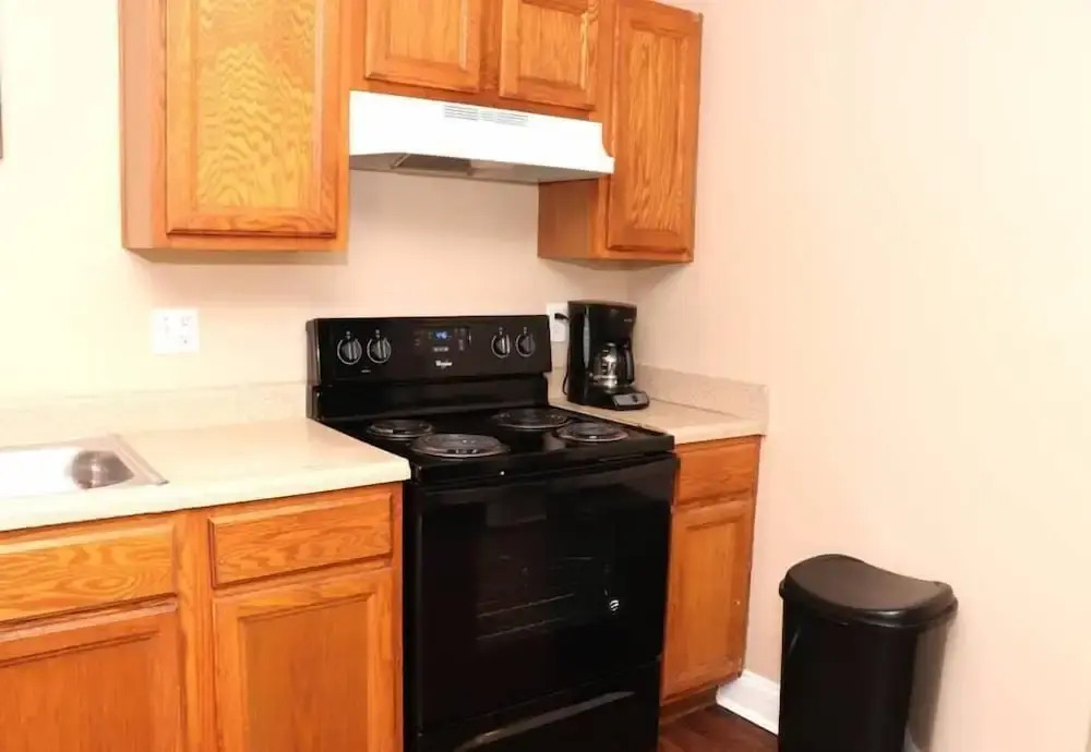 Lasalle 1d/2d · Spacious Unit Great for Groups in Gated Complex!