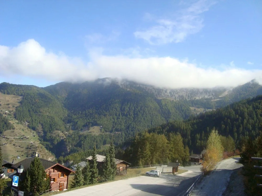 A Beautifully Located, Detached Chalet With Delightful Views in La Tzoumaz