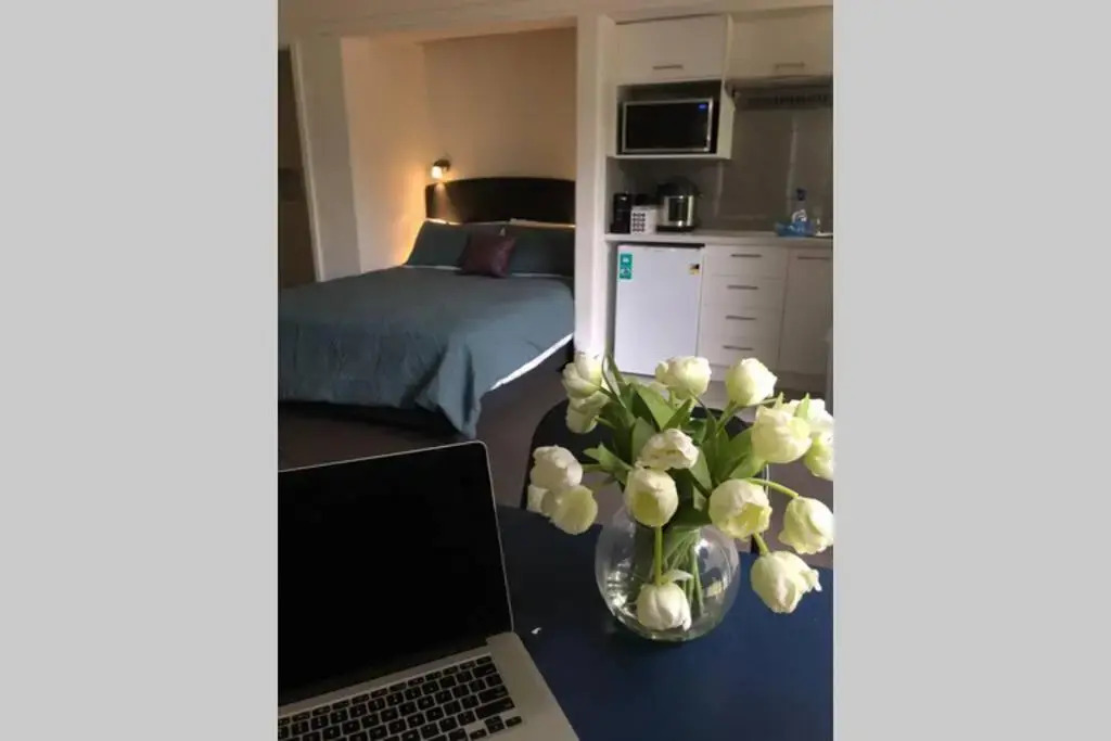East Melbourne City Studio - Amazing Location & Sunny Charm