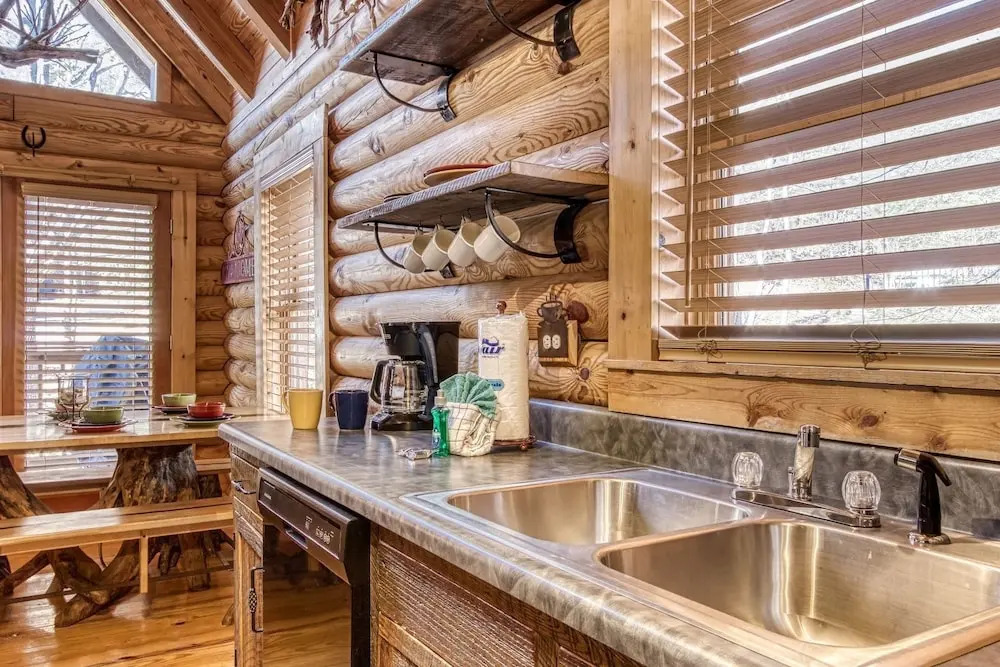 ER45 - Tin Pan Alley - Great location, Just across from swimming pool! cabin