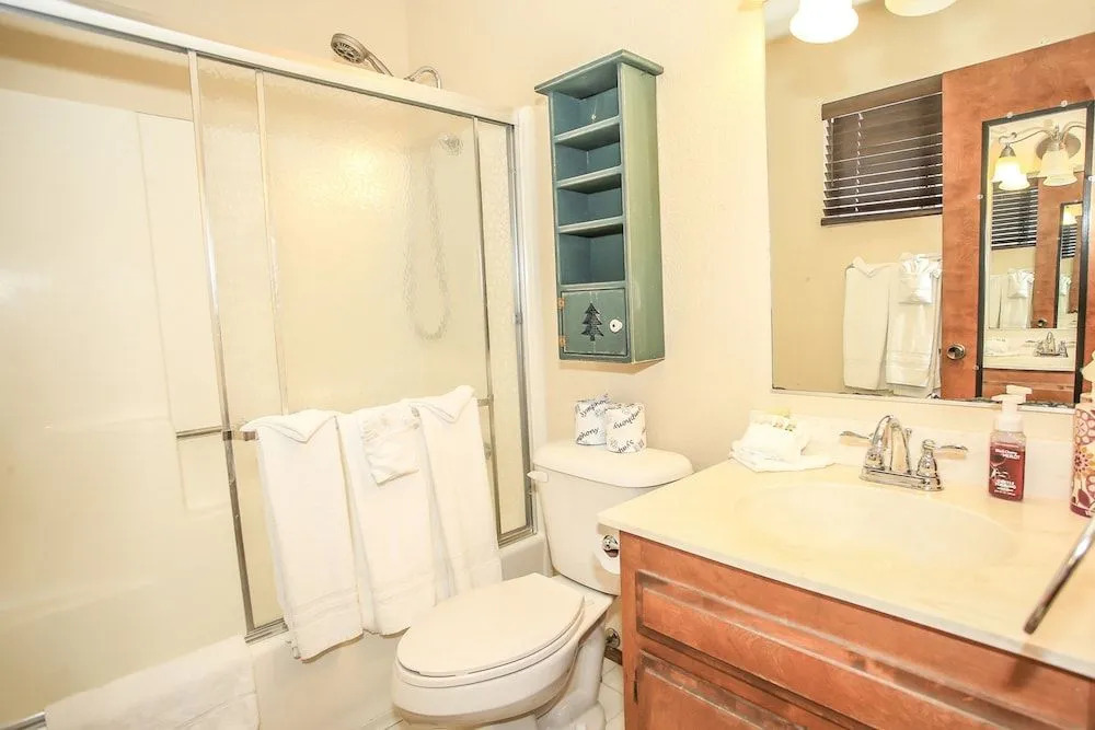 Village Hideaway - Perfectly cozy cabin with a beautiful location, walking distance to everything