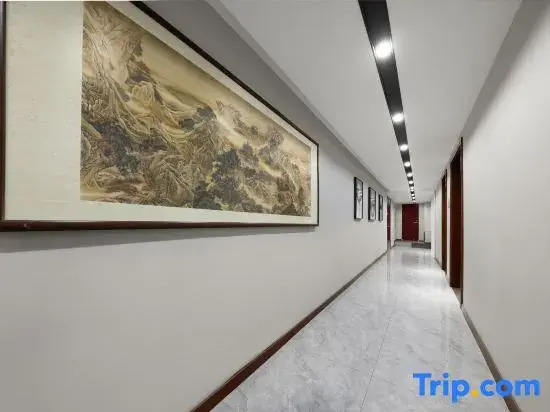 Jinding Haitian Business Hotel