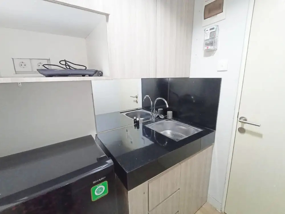 Homey And Cozy Living Studio Amartha View Apartment