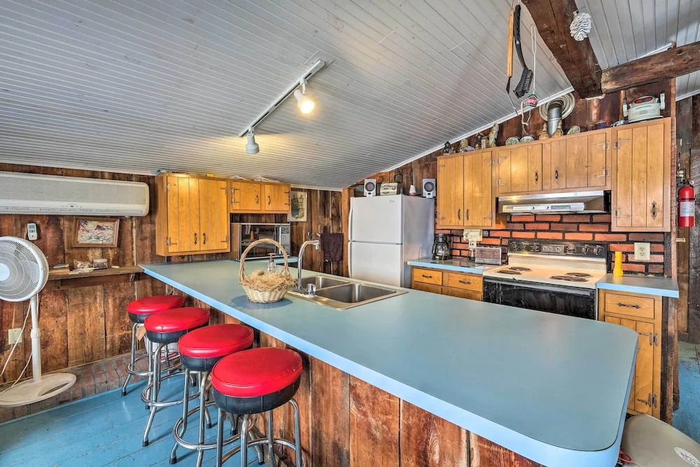 Quiet Cabin on Glen Lake w/ Boat Dock & Deck!