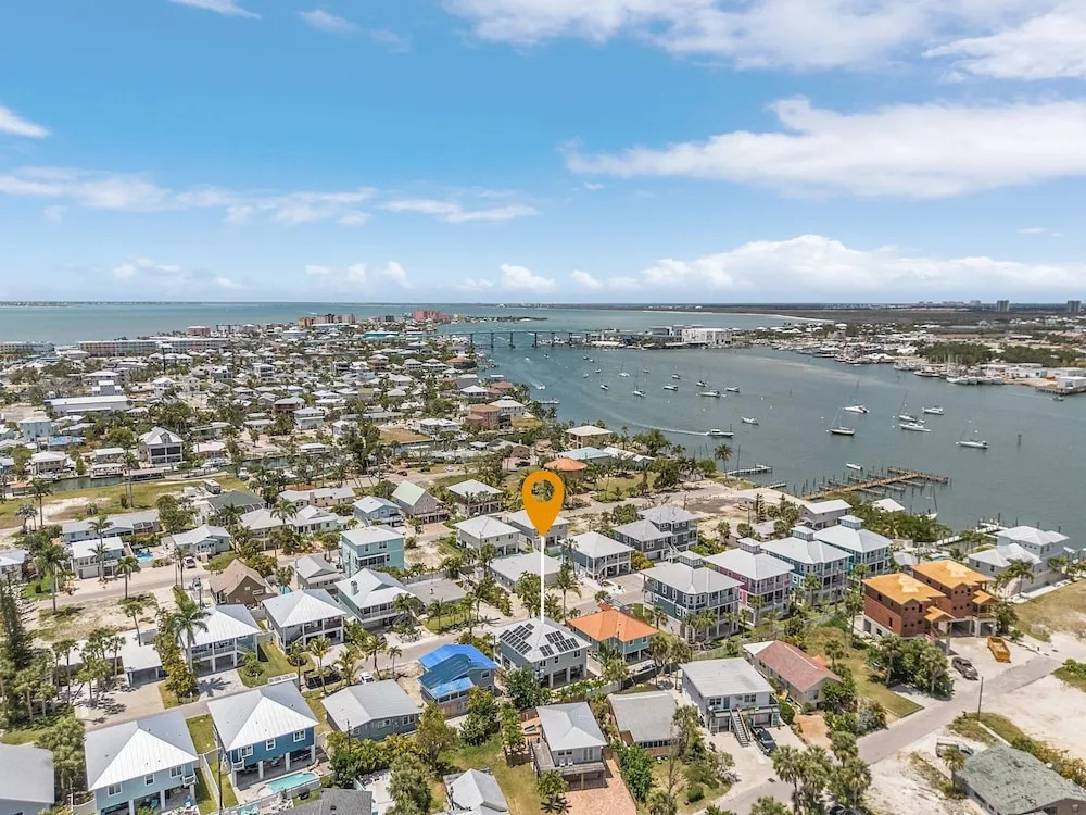 Welcome To 246 Delmar Ave - Vacation Rental 3 Bedroom Home by RedAwning
