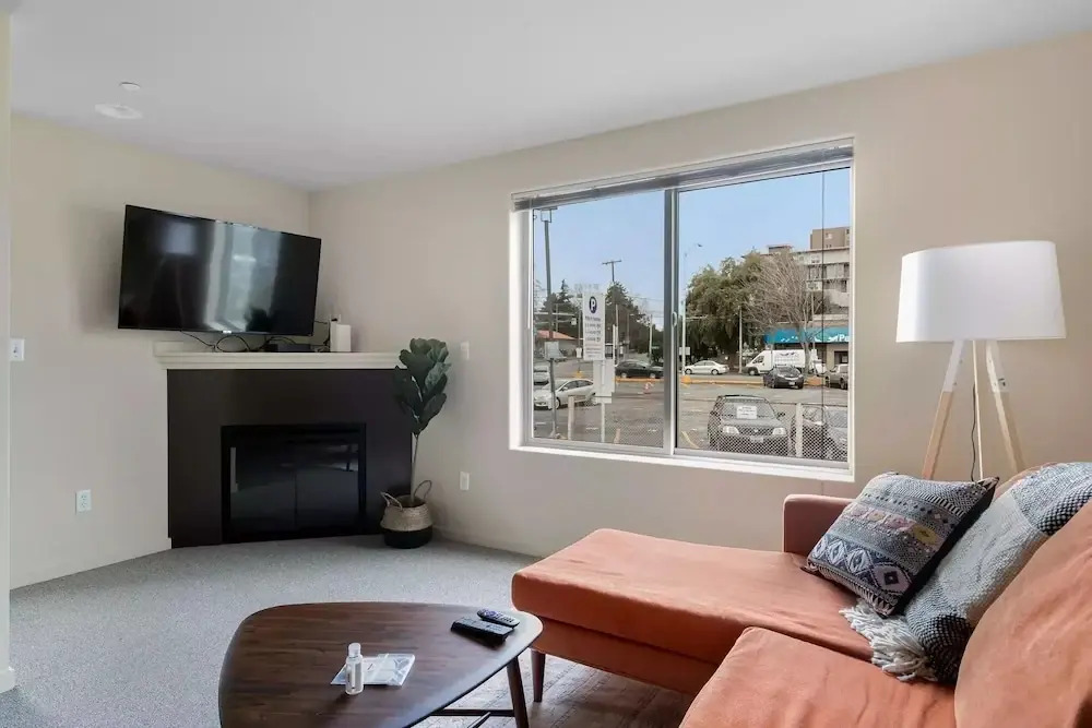 Seattle: U District Retreat Free Parking 3 Bedroom Home by RedAwning
