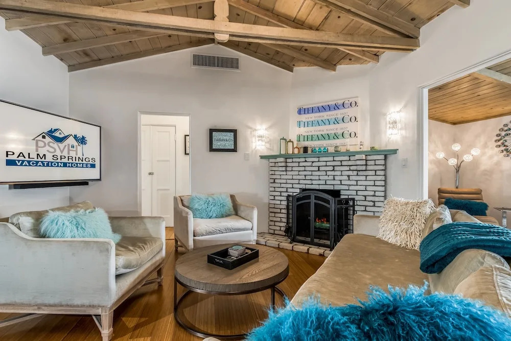 Palm Springs Glamour Three Bedroom House