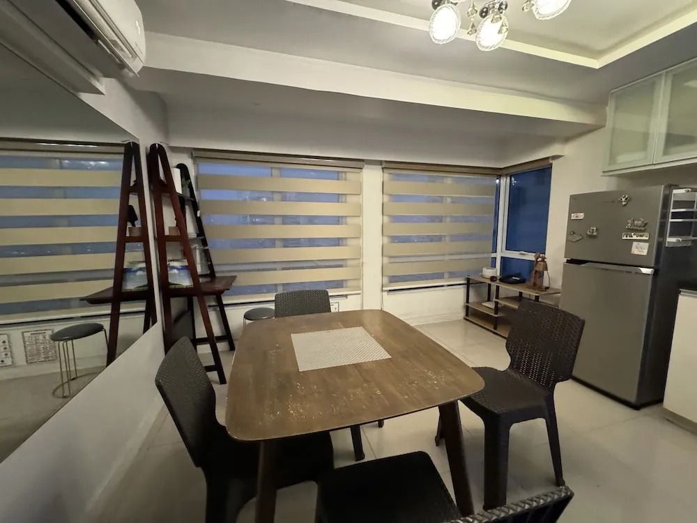 Cozi Modern Loft Suite near high street BGC wifi pool