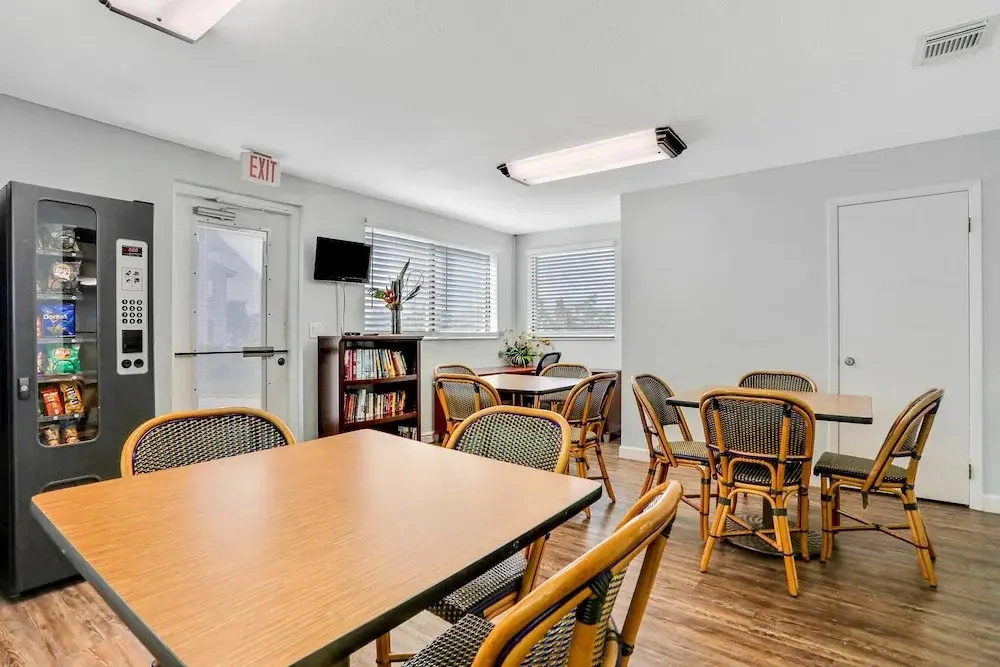 Ground-floor Condo Next to the Tennis Courts With 2 Pools, Sauna, Beach Access