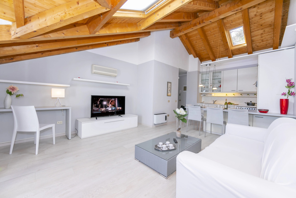 Blu Lake Apartment on Ghiffa Beach