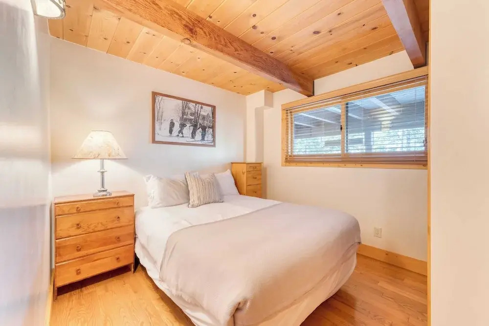 Lake + Beach Access, Pool, Tennis Walk to Chambers Tahoe Timber by Avantstay