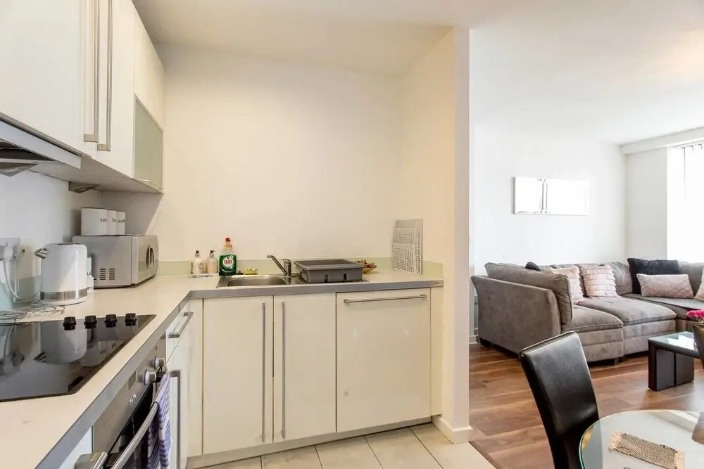 Bright Deco West End Apart Close to City Centre & Hydro W/ Parking