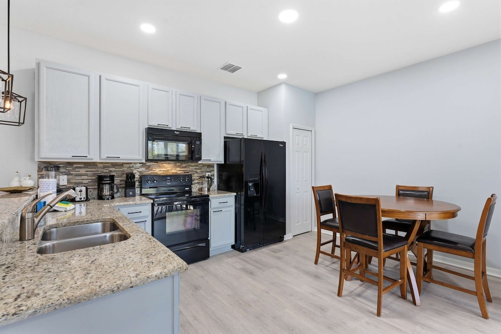 Luxurious 5-bedroom House With Pool Near Disney World - Perfect for Your Family 2613