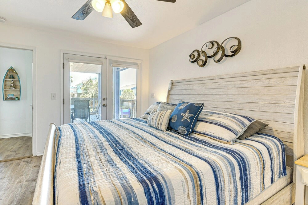 Walk to Beach: Ocean-view Home w/ Deck in Freeport