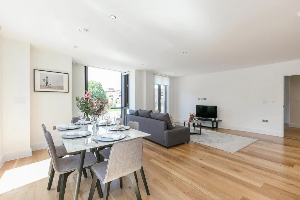 Portobello Apt with Floor-to-Ceiling Views