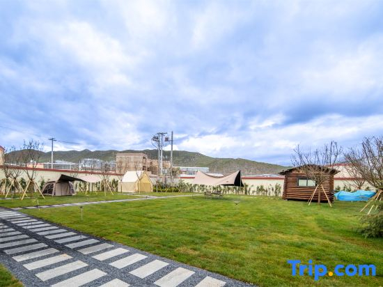 Kyriad Hotel (Shangri-La Ganden Sumtseling Monastery Scenic Area)
