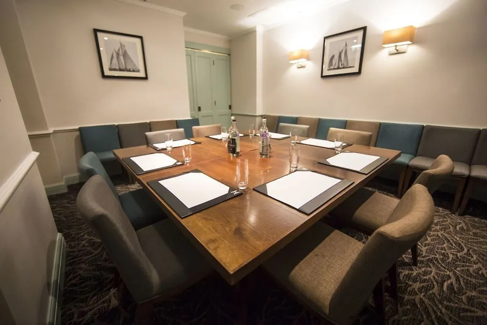 Holm House - Stylish Coastal Suites - HEDD Spa - Silures Bar & Restaurant