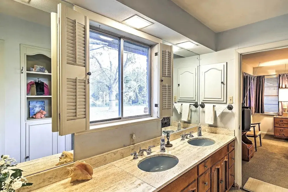 Mid-century Hideaway: Spacious Brownsville Home!
