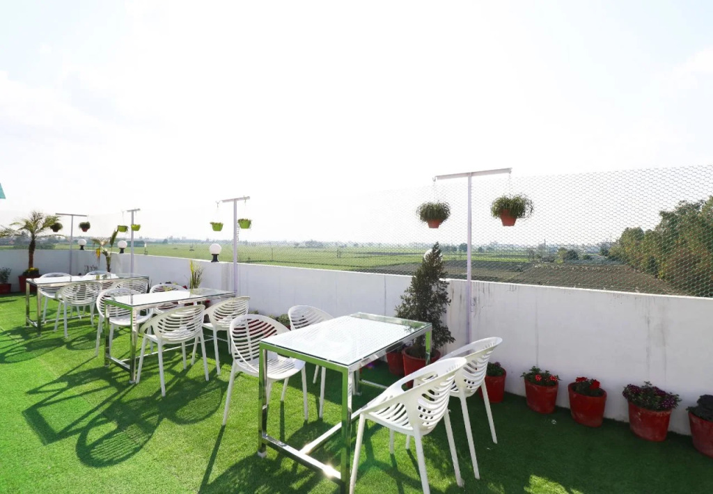 Karan Paradise By OYO Rooms