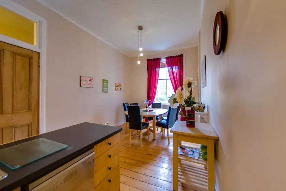 JOIVY Fabulous Ground-floor 3-bedroom Near Old Town